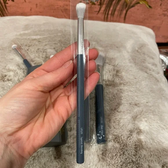 LARUCE CHRISTINE Makeup Brushes set with holder - Picture 7 of 8